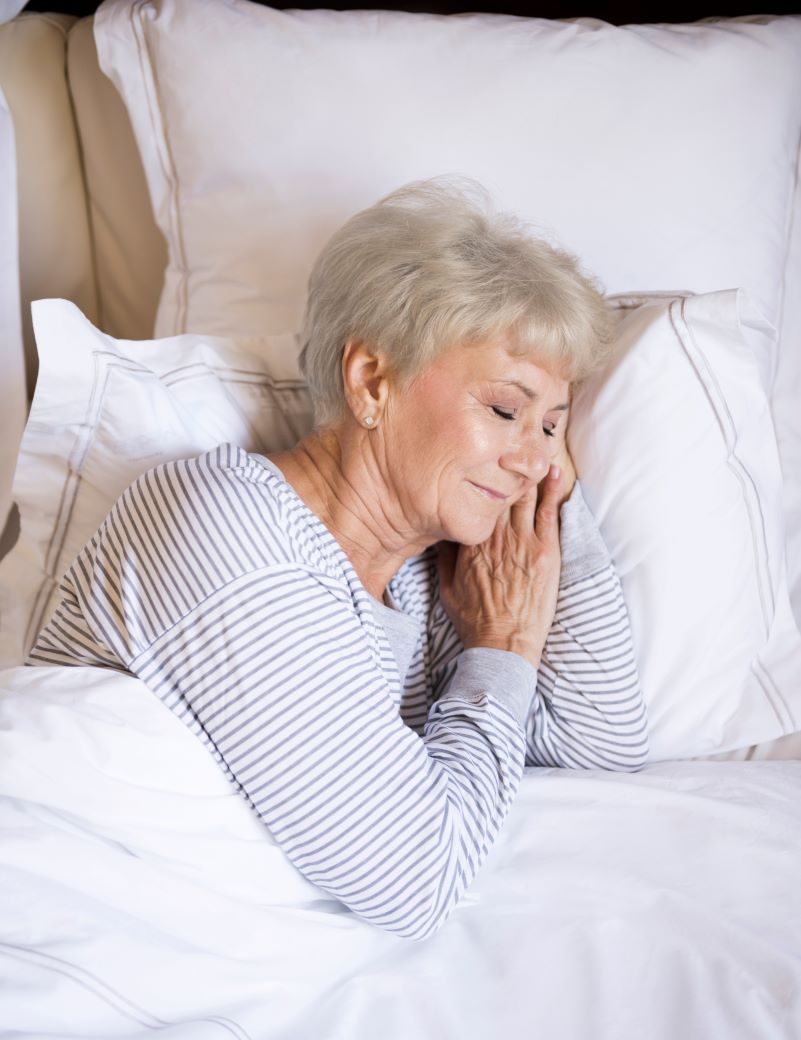 Aide au coucher femme senior bien etre chez vous val de marne